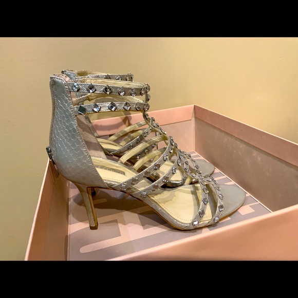 🔮FREE SHIPPING BCBG Dariah Heels Silver Embossed Snake Print Size 9🔮 - Picture 2 of 7